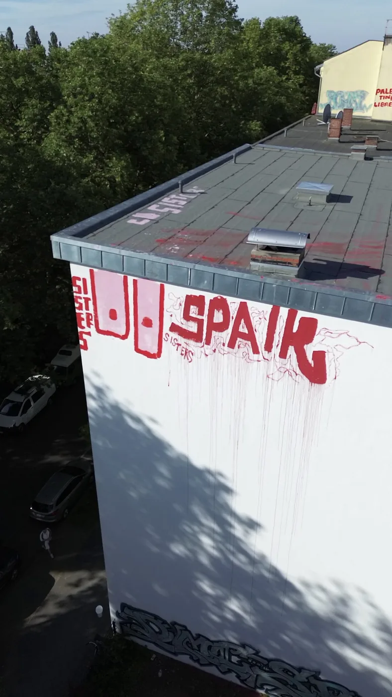 Blick vom Dach auf den Graffitischriftzug an der Brandwand
