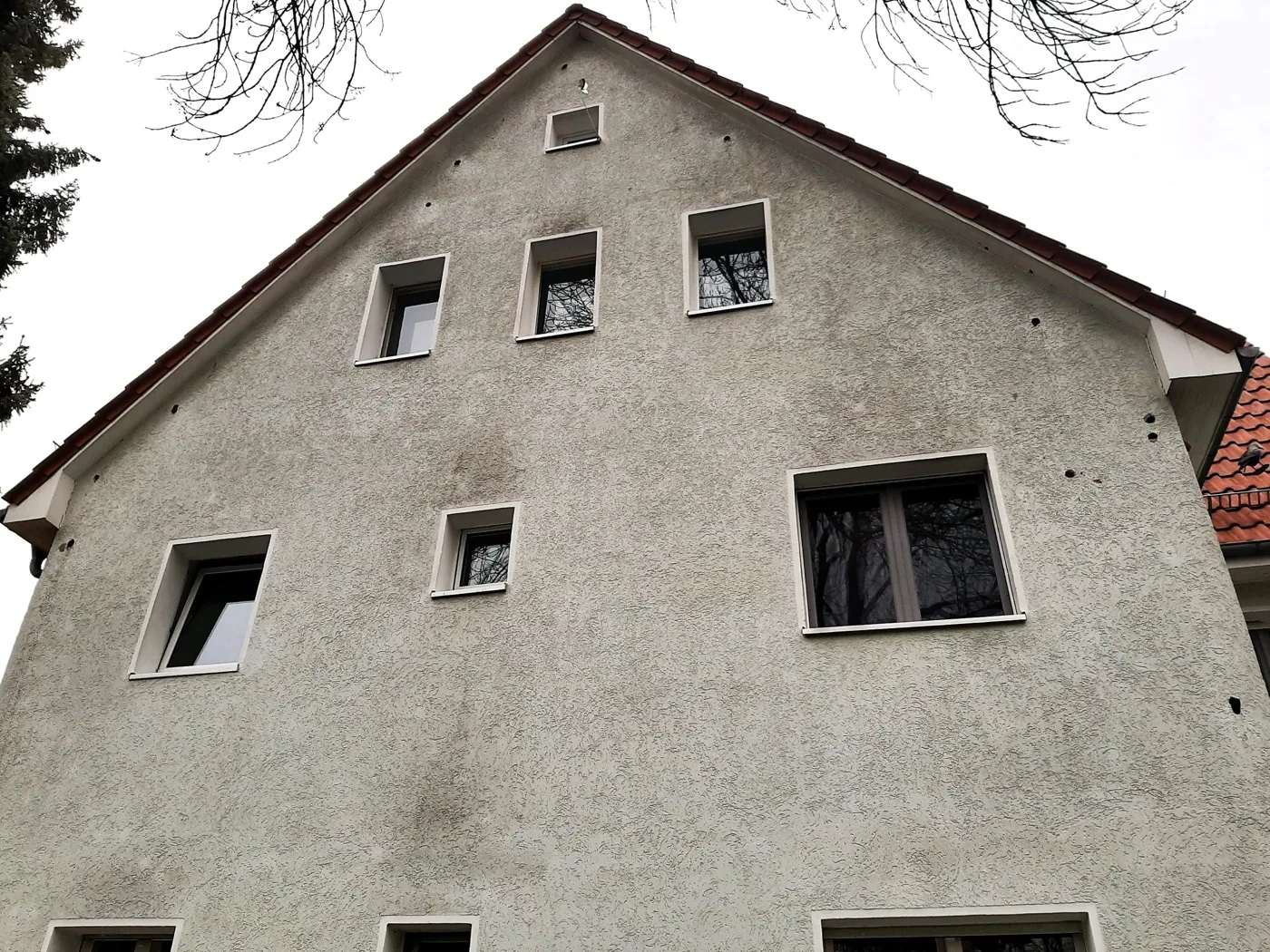 Berliner Giebelfassade – typische Stelle, an der Spechte ihre Löcher in die Dämmung schlagen