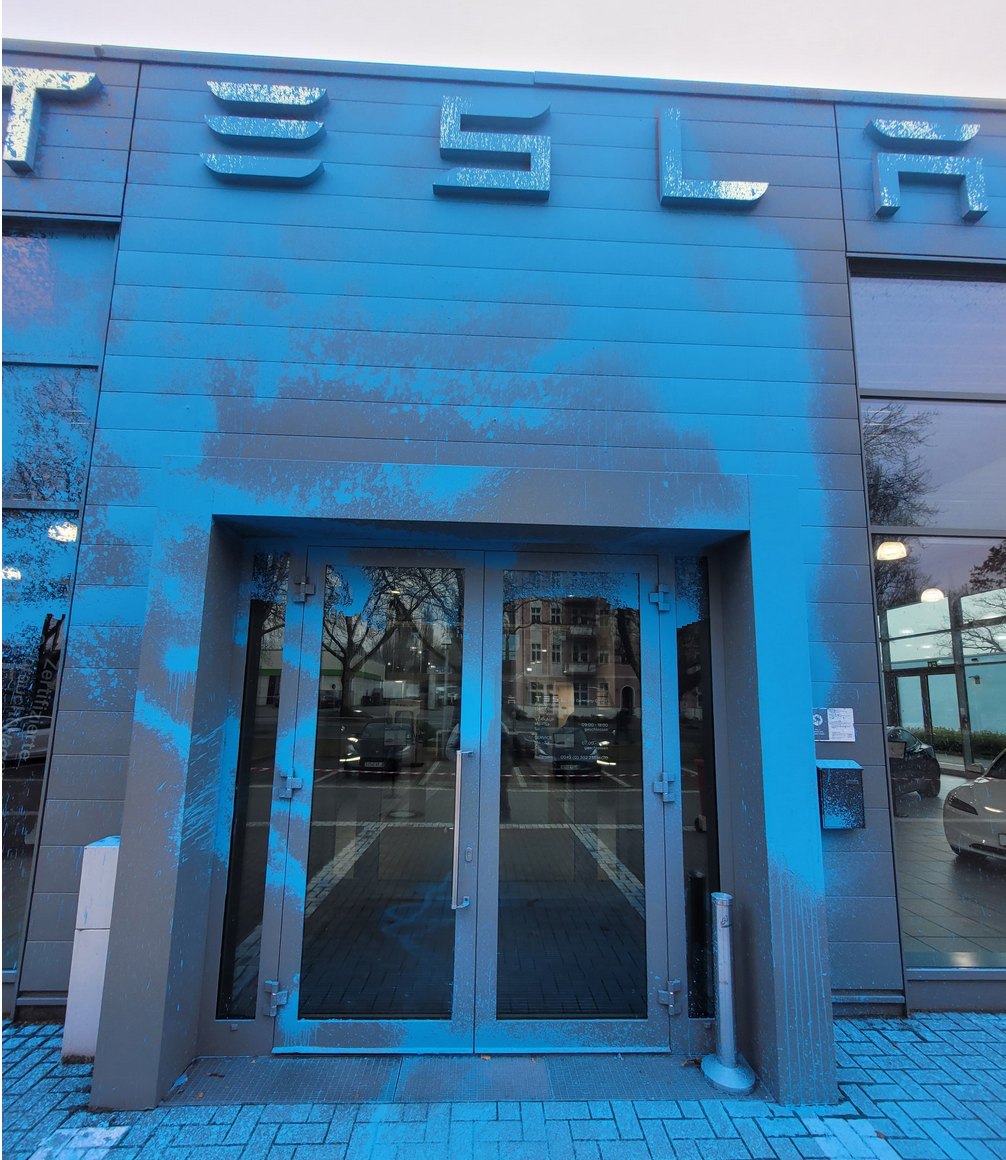 Tesla Showroom nach Farbanschlag gereinigt – professionelle Hochdrucktechnik im Einsatz