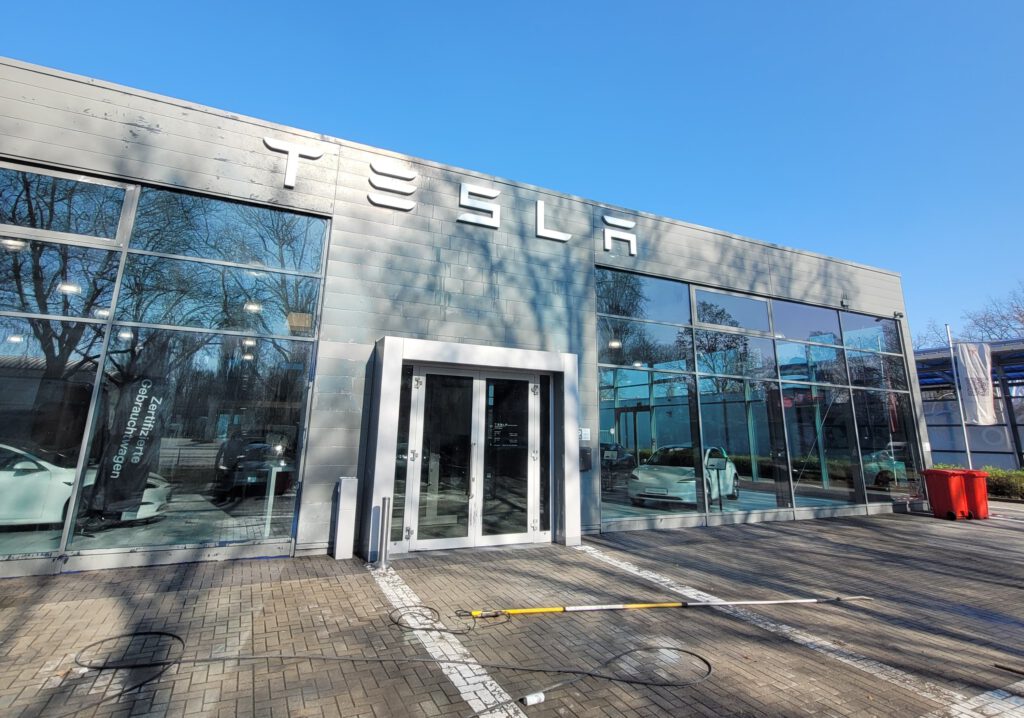 Tesla Gebäude gereinigt