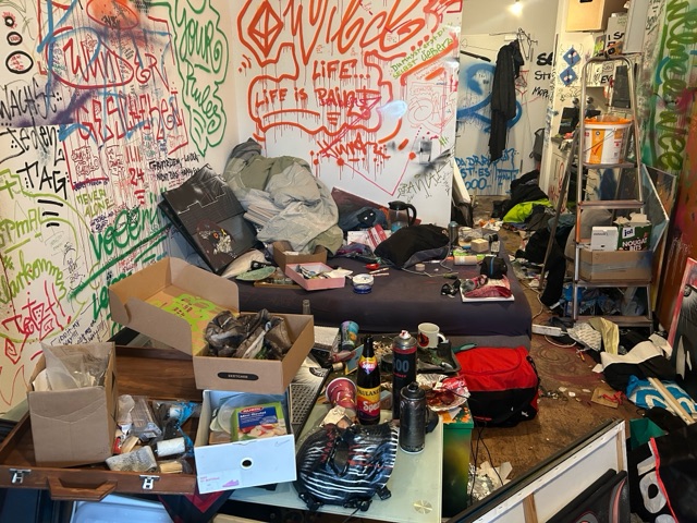 Graffitiwohnung im Ausnahmezustand – ein Einsatz, der uns nachdenklich macht Man glaubt, man hätte in diesem Beruf schon alles gesehen – doch es gibt Einsätze, die selbst uns überraschen.