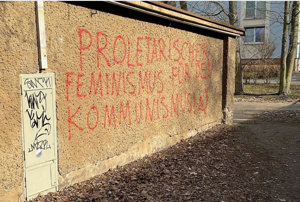 Graffiti entfernung an hauswand im Berliner stadtbild