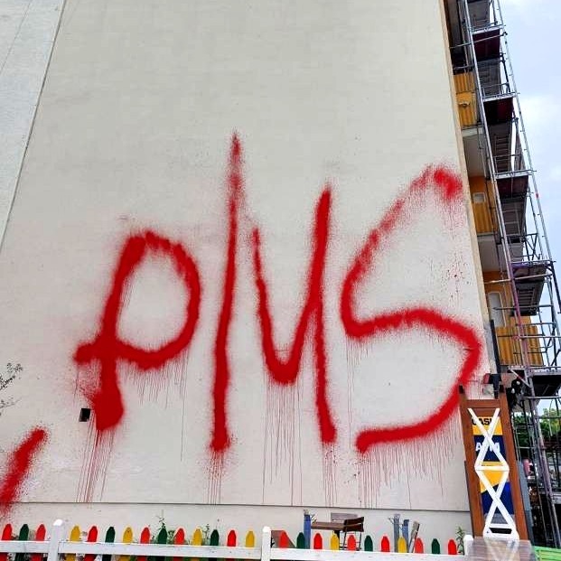 Graffiti an Hausfassade vor professioneller Graffitibeseitigung zum Pauschalprei