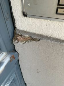 Maler bei einem kleinen Renovierungsauftrag in Berlin mit Ausbesserungsarbeiten an der Wand